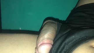 深色皮肤的拉丁同父异母的兄弟在我的手机上进行热打手枪录音