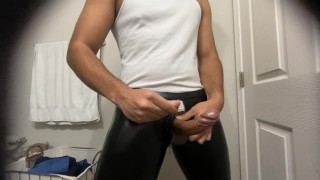 Daddy sexy poseerde voor de camera en begon zijn everyday-Fetish te doen tot de laatste druppel 💦😈🍆🥵👅