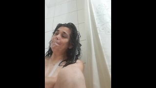 Vrouw geniet van masturberen met dikke dildo