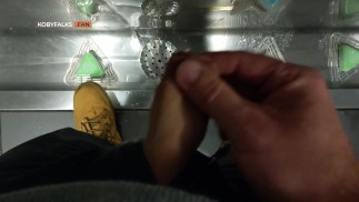 Мой мягкий член писает в публичный корыто