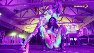 Neon Party eskaliert - Girls ficken und schreien voller Lust