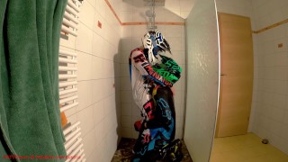 Парень жестко трахает меня в душе в mx gear