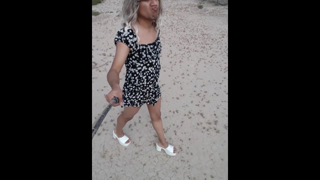 linda trans con minivestido se desnuda en publico con tacones altos plug anal y culo apretado calien