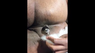 Ebony inserta cola en su culo