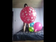 chica juguando con globos