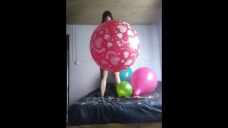 chica juguando con globos