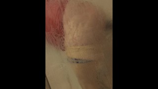 Diversão no chuveiro da boneca masker