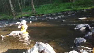 WETLOOK - Caminhada na floresta para sentar-se vestida em um riacho - Lado da luz