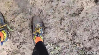 泥だらけの散歩-乱雑な泥だらけの靴下と靴-光の側面