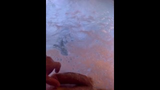 De pau duro na jacuzzi