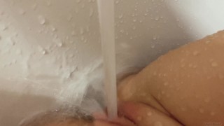 Primera vez intentando masturbarme con chorro de agua.