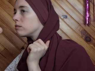 Une belle musulmane étudiante découvre un gode dans les affaires de sa sœur et le goutte Video