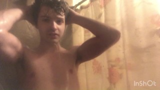 Hot l’heure de la douche avec Niko Springs