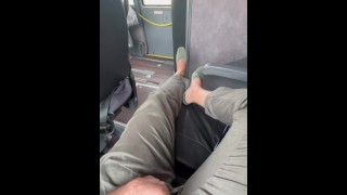 Masturbando no ônibus e gozando!