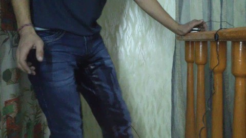Joven gay de 18 años meó sus jeans 2