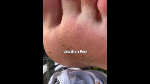 POV: Stinkende voeten Fetish. Het zweet uittrekken Sneakers