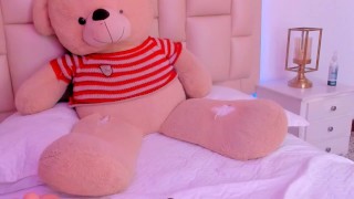 Universitária ruiva gosta de se masturbar enquanto se exibe em seu show na webcam
