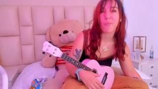 Sua pequena ruiva virtual vagabunda joga o ukulele para você