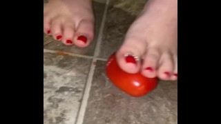 Esmagando um tomate com meus dedos dos pés. BF baixou o telefone e me fodeu na cozinha logo depois disso