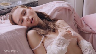 ULTRAFILMS Heißes dünnes Mädchen Leona Mia neckt uns in diesem erstaunlichen Solo-Video