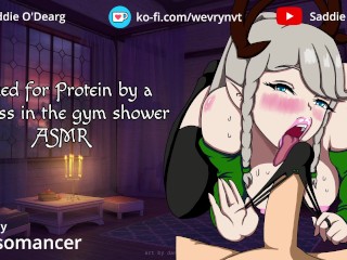 Великанша, доящая для получения белка в душе спортзала