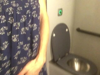 彼女は自分に触れて電車のトイレで絶頂