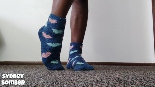 Gebogen voeten in blauwe sokken