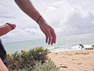美しいフィットネス男が公共のビーチでオナニー - 危険で捕まりそうになった