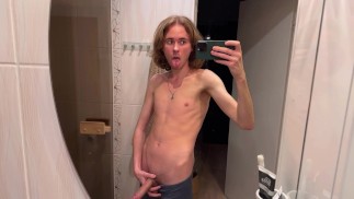 Симпатичный парень раздевается догола и перед сауной