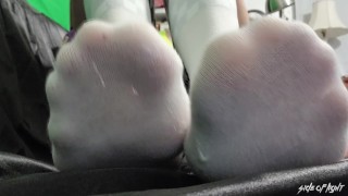 Witte sokken met gecheckte broek - Sokzolen - Sok Fetish - Zijde van licht