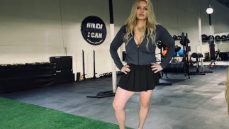Minirock Shemale blinkt im Fitnessstudio