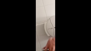 Je me branle dans le toilette pour ma femme