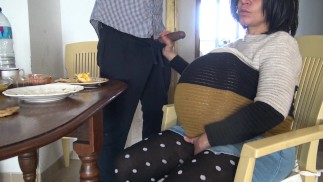 富有的英国孕妇熟女在伦敦有一个黑人仆人为她工作