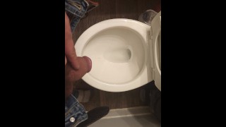 Faire pipi dans les toilettes