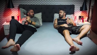 Dois colegas de quarto heterossexuais se masturbam mutuamente e gozamos juntos