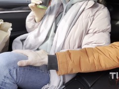 Трахнул незнакомую милфу в машине. Публичный секс  на улице (субтитры) - Screenshot 5 of 16 - кончил в рот