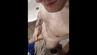 Prima della doccia aveva bisogno di masturbazione con la mano questo grosso cazzo