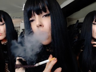 Goth Girl Close up Smoking (vidéo Complète Sur Mes 0nlyfans / ManyVids)