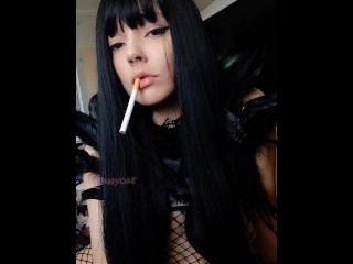 Goth Girl Close up Smoking (vídeo Completo Em Meus 0nlyfans /ManyVids)