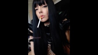 Готическая девушка крупным планом курит (полное видео на моем 0nlyfans/ManyVids)