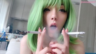 Cute緑髪のEgirlが同時に2本のタバコを吸う(私の0nlyfans / ManyVidsのフルビデオ)