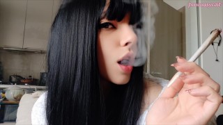 Gótica fumando de roupão (vídeo completo em meus 0nlyfans /ManyVids)