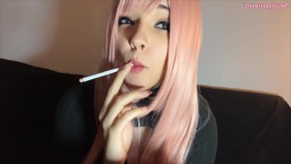 Симпатичная Egirl курит тонкую сигарету (полное видео на моем 0nlyfans/ManyVids)