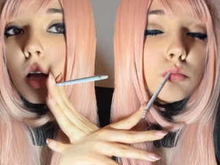 可爱的 Egirl 抽着纤细的香烟（我的 0nlyfans/ManyVids 上的完整视频）