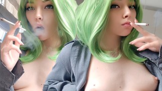 Cute Egirl aux cheveux verts fumer pour vous (vidéo complète sur mes 0nlyfans / ManyVids)