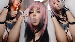 Красивая девушка курит без трусиков (полное видео на моих 0nlyfans/ManyVids)