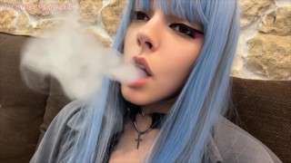 Альтернативная симпатичная девушка курит сигарету (полное видео на моем 0nlyfans/ManyVids)