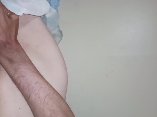 Парализованный принимает большой фаллоимитатор