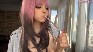 Pink stiefzus rookt voor jou (volledige video op mijn 0nlyfans/ManyVids)