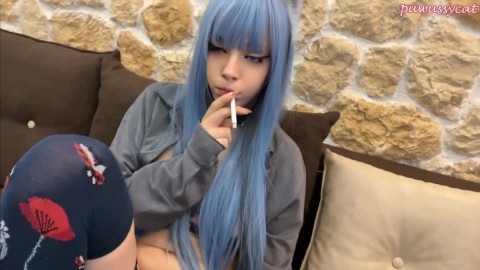 Blue Hair Student Girl fumando em sua casa (vídeo completo em meus 0nlyfans / ManyVids)